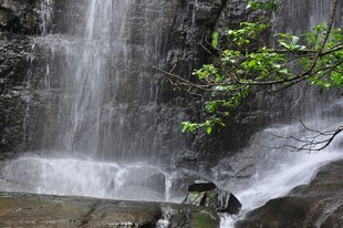 山间瀑布下的自然景致