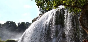 壮观瀑布自然美景