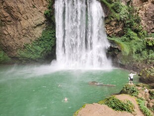 山间飞瀑下的碧绿潭水