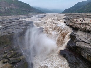壮观黄河瀑布自然景象
