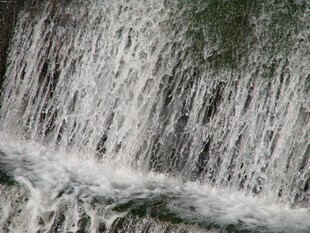 壮观瀑布水流倾泻而下