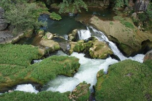 山间翠绿溪流瀑布景观