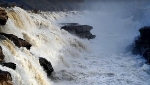 壮观瀑布水流奔腾而下