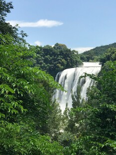 山林间壮观的瀑布景观