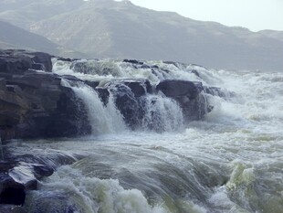 壮观山间瀑布水流奔腾