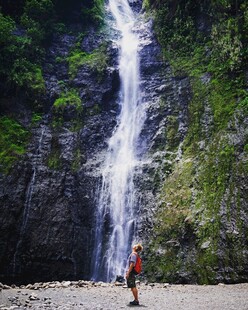 徒步者于壮丽瀑布前