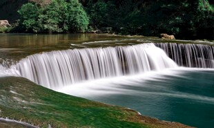 山间瀑布碧绿潭水美景
