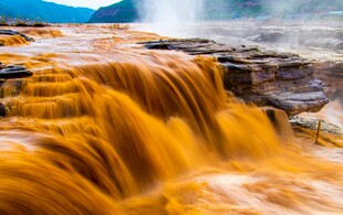 金黄壮观的自然瀑布景观