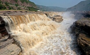 黄河壮观瀑布水流奔腾