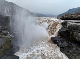 黄河壶口瀑布壮观景象