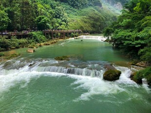 山间溪流绿意盎然的美景