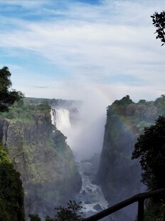 壮观瀑布峡谷自然美景