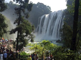 壮观瀑布前的游人景象