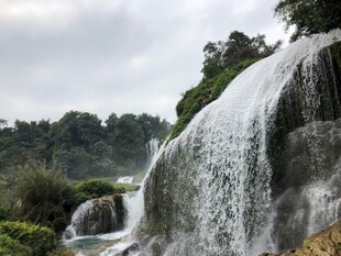 壮观瀑布自然山水美景