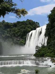 壮观瀑布展现自然之美