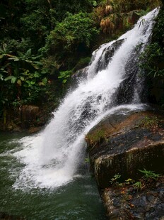 山间瀑布美景