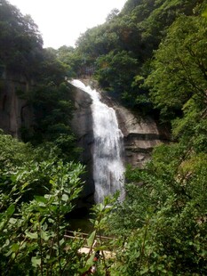 山林间的美丽瀑布景观