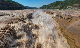 湍急黄河水流奔腾景象