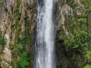 山间飞瀑尽显自然之美