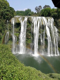 壮观瀑布绿意环绕的自然美景