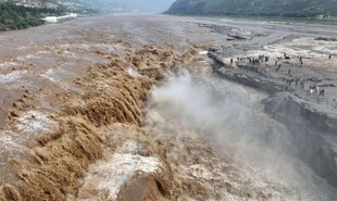 黄河汹涌澎湃的壮观景象