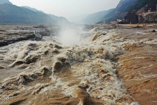 黄河壶口瀑布壮观景象