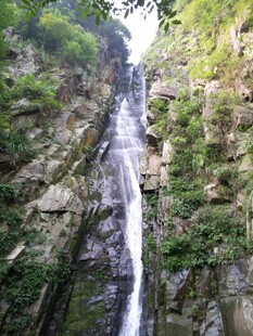 山间瀑布景观