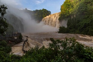 壮观瀑布下的自然美景