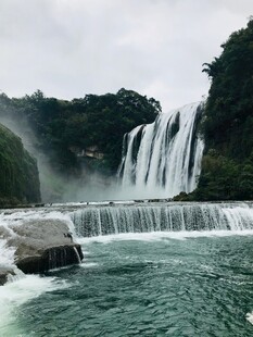 壮观瀑布下的碧绿潭水
