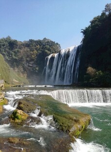 壮丽瀑布下的清澈溪流