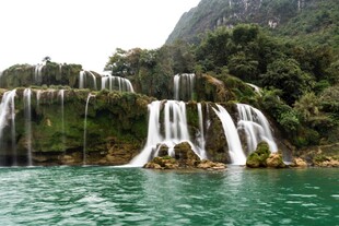 壮观秀丽的山水瀑布景观