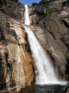 山间壮丽瀑布景观