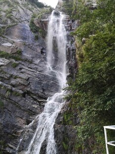山间壮丽瀑布景观