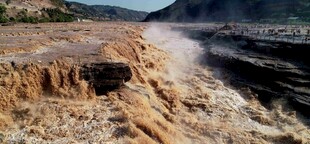 壮观河岸岩石地貌景观