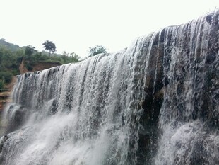 壮观瀑布倾泻而下