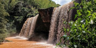 山间瀑布水流奔腾而下