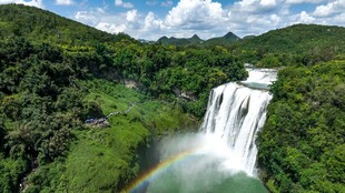 山间瀑布现彩虹美景