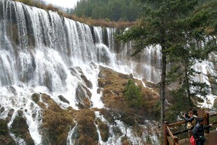 壮观瀑布景观吸引游人