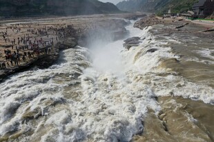 黄河壶口瀑布壮观景象