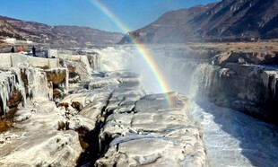 峡谷间瀑布上的绚丽彩虹
