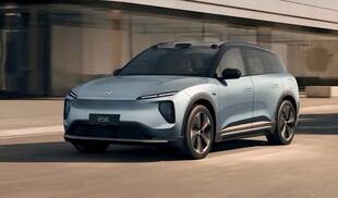 银色时尚电动SUV在路上