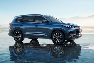 蓝色SUV于平滑地面的靓影