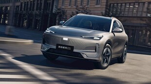 银色汽车于城市道路行驶