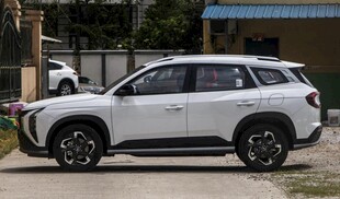 白色SUV停于户外场景