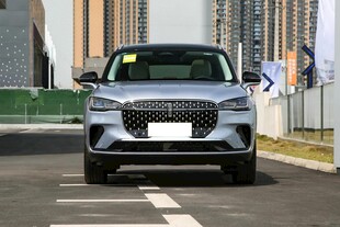 银色SUV行驶于城市道路