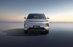 银色汽车于开阔之地亮相