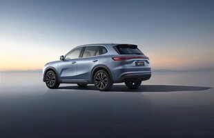 时尚动感SUV汽车侧后方