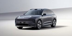 时尚电动SUV汽车展示