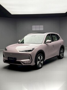粉色时尚电动SUV汽车展示