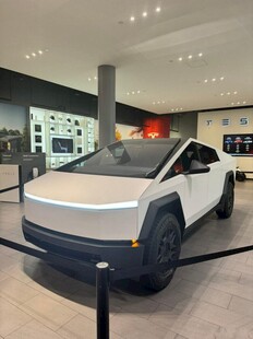 展厅中的白色特斯拉